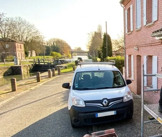 Bord du canal du Midi et son écluse près d'un chantier de toiture de L'Écluse des Toits à Castanet-Tolosan